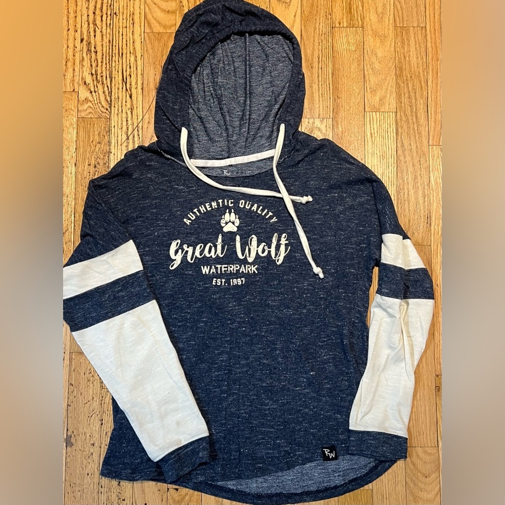 Women’s M Great Wolf Lodge Hoodie with Drawstrings